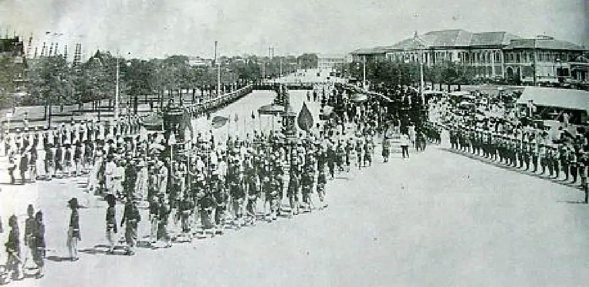 ไม่คิดว่าจะได้เห็น!! ย้อน..ปรากฏการณ์ "หมอกธุมเกศ" ในคืนสวรรคตของในหลวง ร.๙ เสมือนเหล่าเทวดามาคอยรับเสด็จพระเจ้าอยู่หัวกลับสู่วรรคาลัย !!