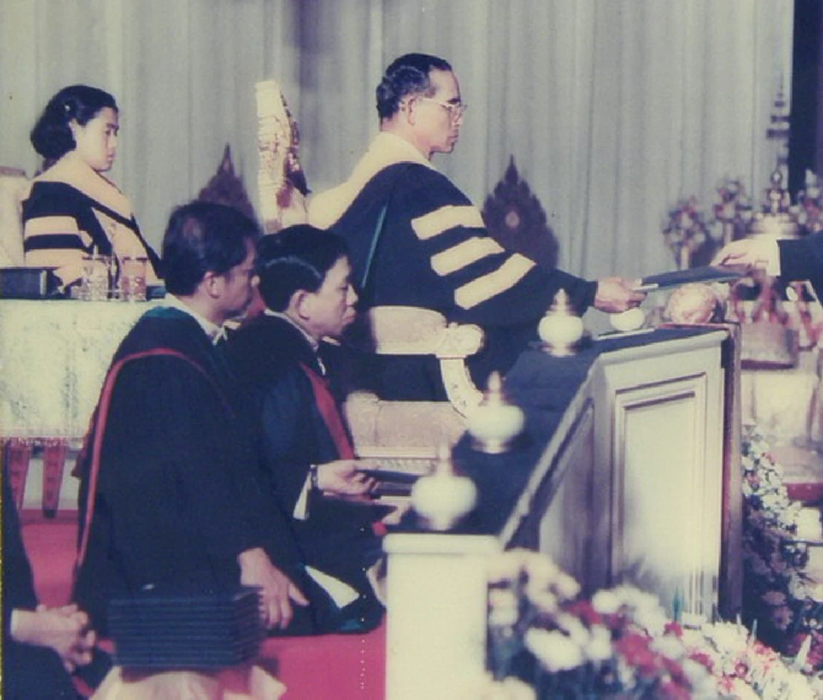 ทรงหายจากเจ็บ จากง่วง! เพียงได้ยินคำนี้... “ทรงพระเจริญ”... ทรงเล่าด้วยพระราชอารมณ์ขัน ทั้งที่เป็นเรื่องคราวพระประชวร!