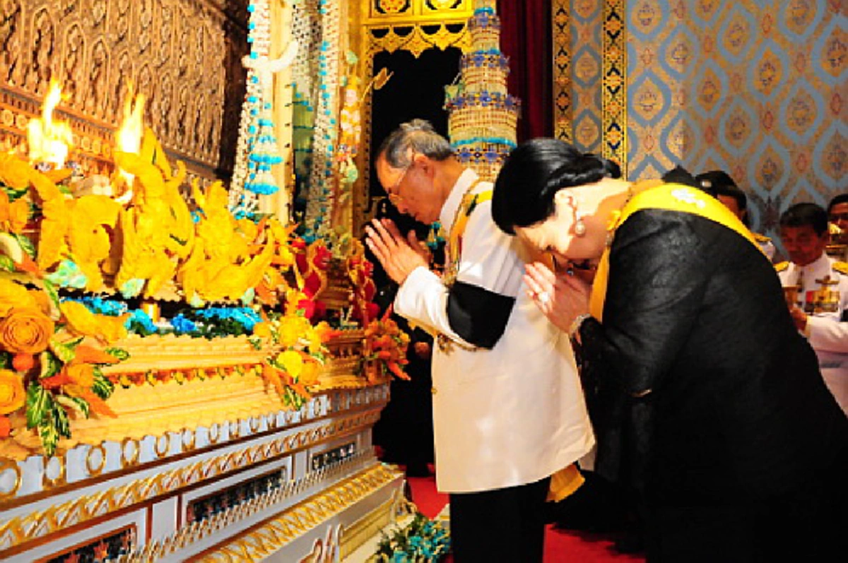 ในฐานะน้องชาย!! ทรงนอบน้อม..ตราตรึงใจคนไทยมิรู้ลืม &quot;ในหลวง ร.๙&quot; ทรงไหว้ &quot;สมเด็จพระพี่นางฯ&quot; ในพระราชพิธีสถาปนาพระอิสริยศักดิ์ (ชมคลิป) !!