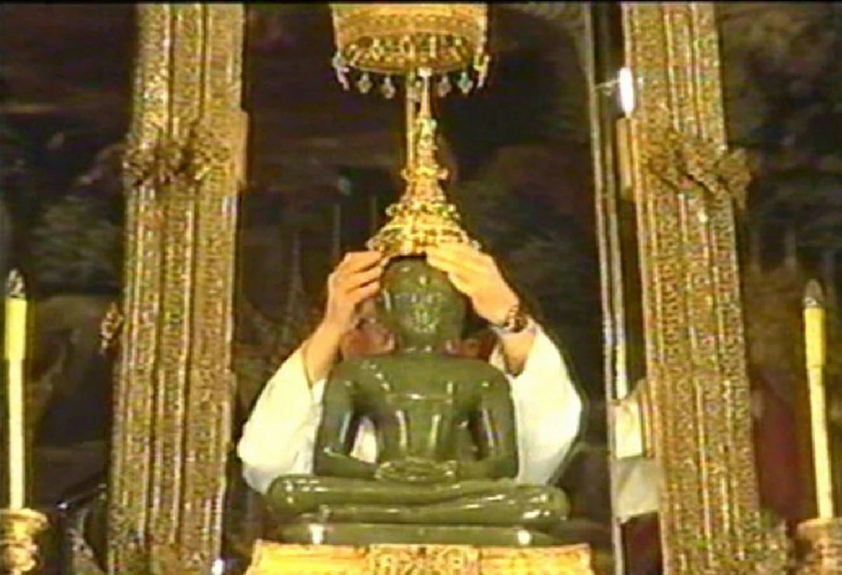 บุญแห่งแผ่นดิน!! พิธีศักดิ์สิทธิ์ "พระราชพิธีเปลี่ยนเครื่องทรงพระพุทธมหามณีรัตนปฏิมากร" ของพระมหากษัตริย์ไทยแห่งพระบรมราชจักรีวงศ์(ชมคลิป)!!