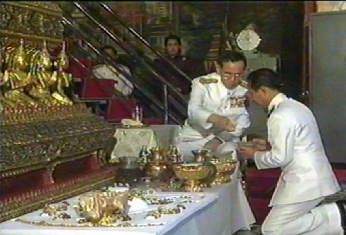 ศักดิ์สิทธิ์คู่บ้านคู่เมือง!! เปิดที่มา "พระราชพิธีเปลี่ยนเครื่องทรงพระพุทธมหามณีรัตนปฏิมากร" ๓ ฤดูกาล ของพระมหากษัตริย์ไทยแห่งราชจักรีวงศ์