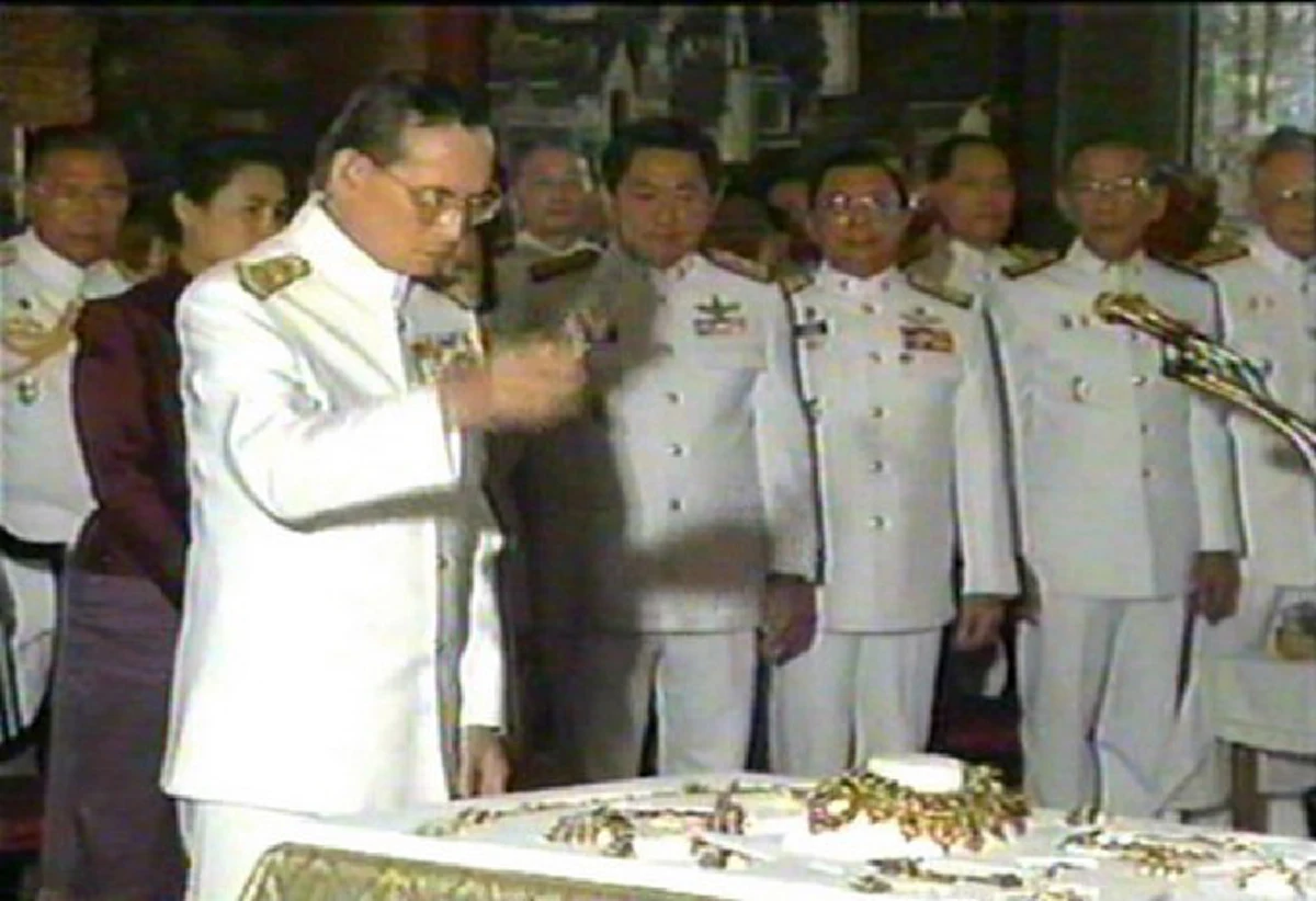 ศักดิ์สิทธิ์คู่บ้านคู่เมือง!! เปิดที่มา "พระราชพิธีเปลี่ยนเครื่องทรงพระพุทธมหามณีรัตนปฏิมากร" ๓ ฤดูกาล ของพระมหากษัตริย์ไทยแห่งราชจักรีวงศ์