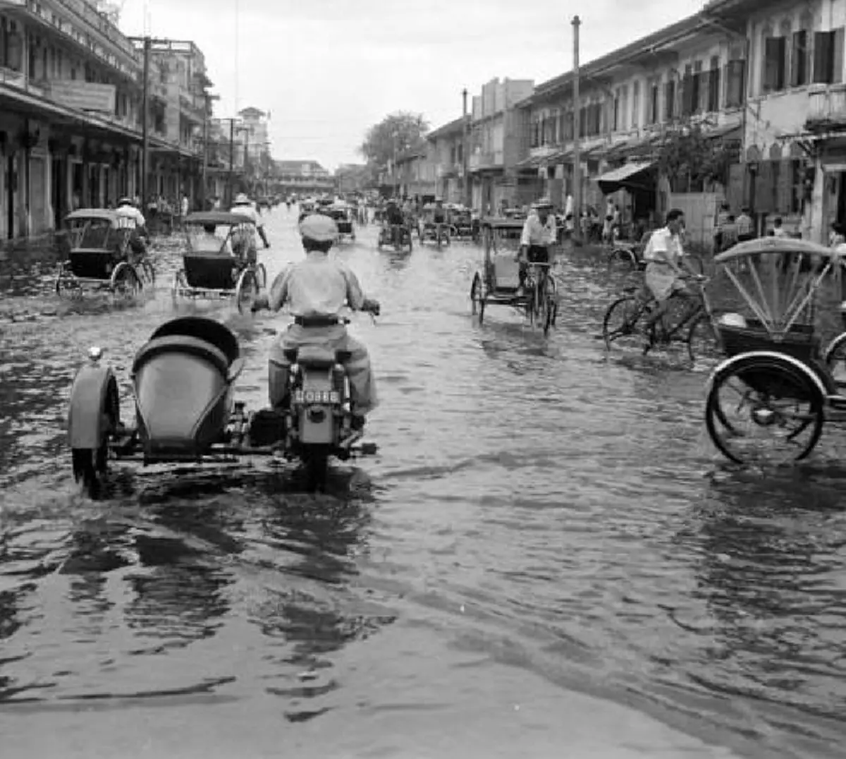 ย้อนรอย..น้ำรอการระบาย!!  เปิดบันทึกภาพประวัติศาสตร์...น้ำท่วมเมืองกรุงเทพมหานคร ครั้งสำคัญในอดีตของสยามประเทศ #ภาพหาชมยาก !!