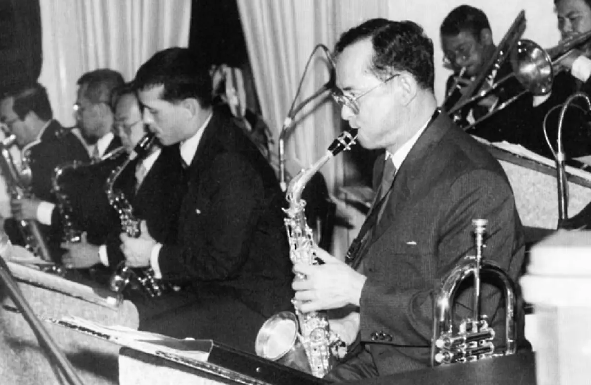 ในหลวง ร.9 และ สมเด็จพระเจ้าลูกยาเธอ เจ้าฟ้าวชิราลงกรณ ทรงดนตรี