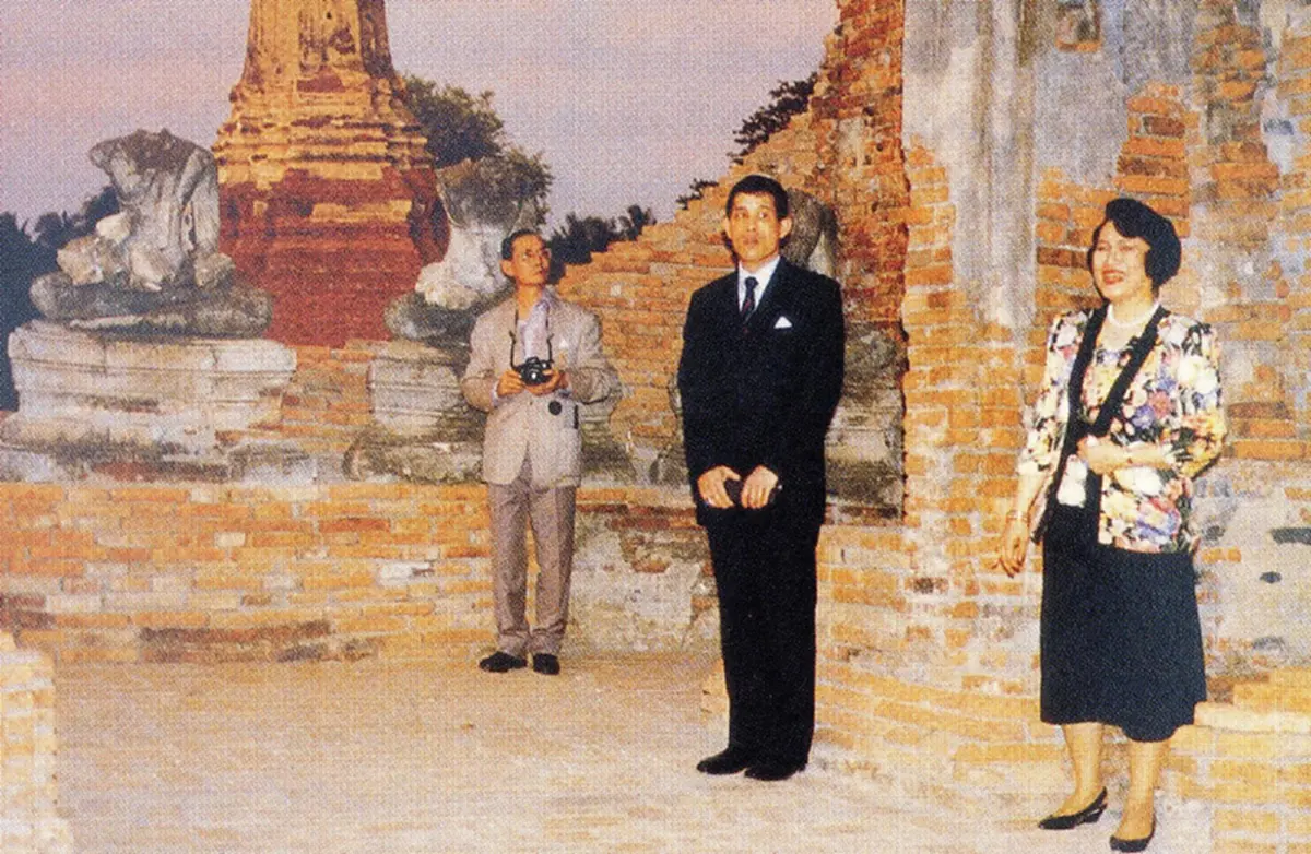 ทรงไม่พอพระทัย!! เมื่อในหลวงรู้ว่า..อาคารหลังใหม่สร้างทับโบราณสถาน "อิฐเก่าๆ แผ่นเดียวก็มีค่า" รากเหง้าความเป็นไทยที่ในหลวงหวงแหน(ชมคลิป) !!