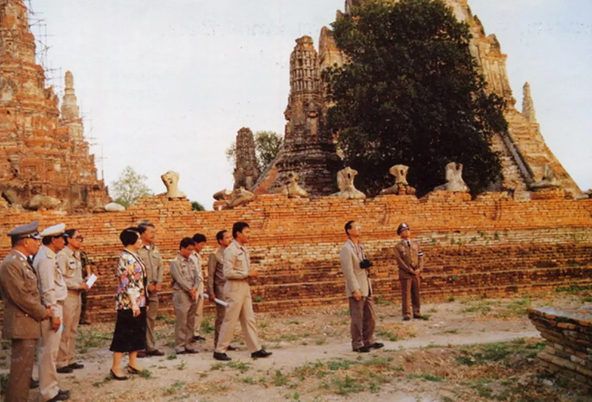 ทรงไม่พอพระทัย!! เมื่อในหลวงรู้ว่า..อาคารหลังใหม่สร้างทับโบราณสถาน "อิฐเก่าๆ แผ่นเดียวก็มีค่า" รากเหง้าความเป็นไทยที่ในหลวงหวงแหน(ชมคลิป) !!