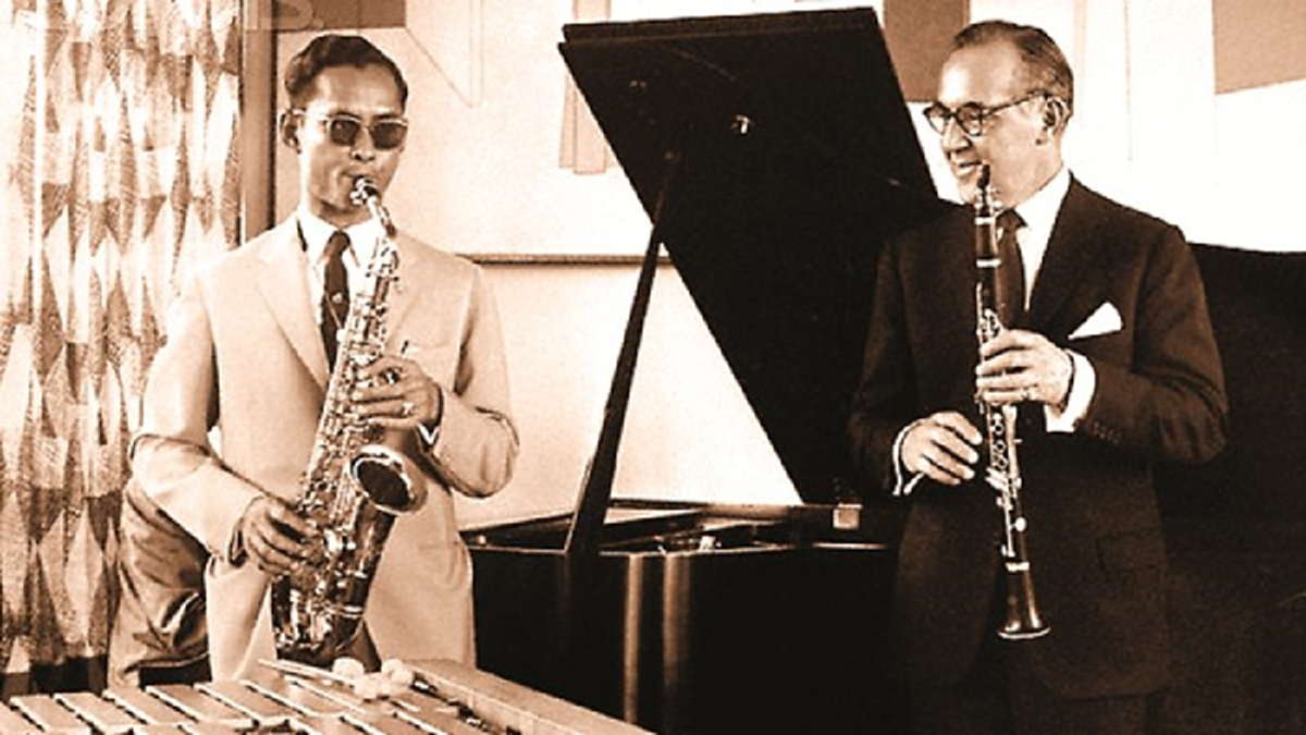 ๖ พ.ย. วันแซกโซโฟนโลก กับ เรื่องเล่าสุดประทับใจ...ในหลวง ร.๙ ทรงเลี่ยงคำสั่งแพทย์ “ห้ามเป่าแซกโซโฟน” !!! #พระมหากษัตริย์อัครศิลปิน