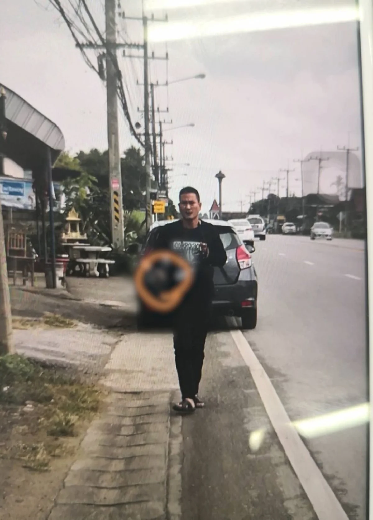 ทหารเดือด ไม่พอใจขับรถช้า ก่อนปาดหน้าแซงชักปืนขู่จะยิงกลางถนน! ด้านโซเชียลเสียงแตก 3 พ่อแม่ลูกก็ใช่ย่อย? (คลิป)