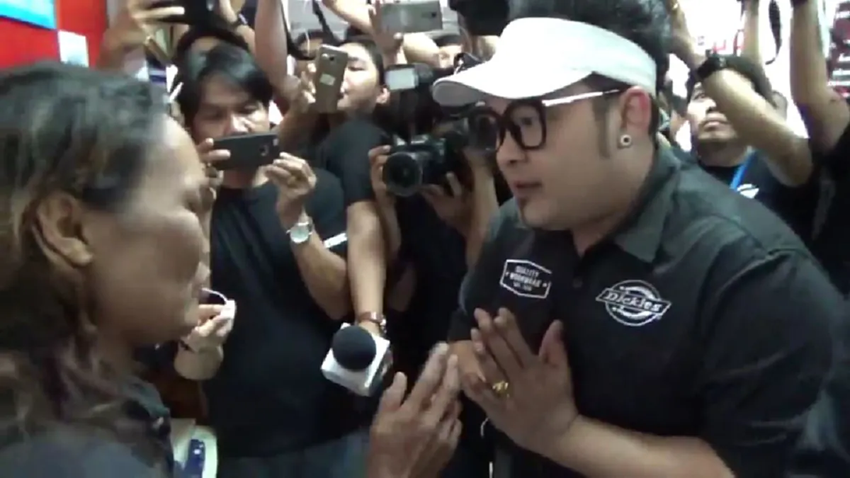 นาทีเผชิญหน้า!! "ดีเจเชาเชา" อ้างตกใจเลยปฏิเสธชนโจ๋ดับ ก่อนเจอหน้าแม่คู่กรณีเป็นครั้งแรก มอบเงินค่าจัดงานศพแต่โดนเหน็บหน้าชา!?!