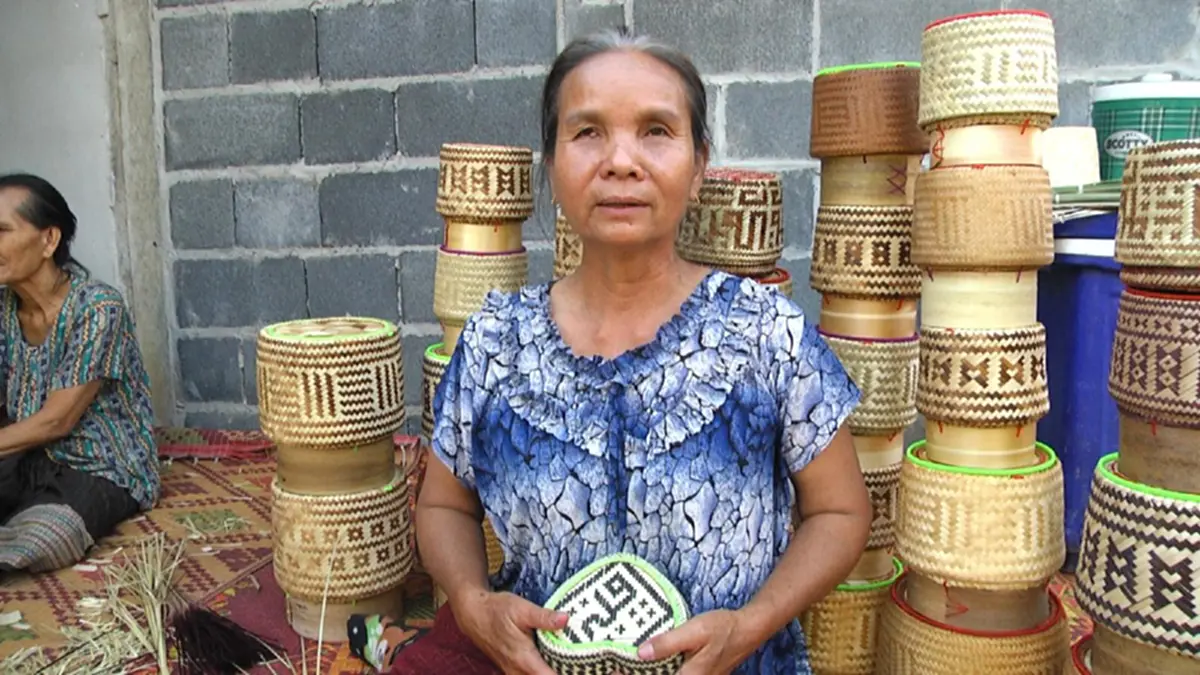 ภูมิปัญญาไทย!!!กระติบข้าวเหนียวธรรมดาที่ไม่ธรรมดา!!เกษตรกรนครพนมสานกระติบข้าวไม้ไผ่ขายสรรค์สร้างผลงานรูปทรงแบบใหม่ (มีภาพ)