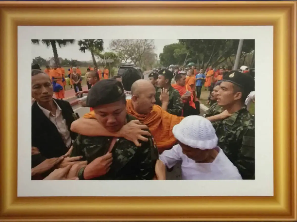 ภาพนี้..เป็นที่สุดความรู้สึกคนไทย!! "มูลนิธิอิศรา อมันตกุล" มอบรางวัลภาพยอดเยี่ยม "คืนฝนตก" หญิงสาวยืนกางร่มบังพระบรมฉายาลักษณ์ในหลวง ร.9