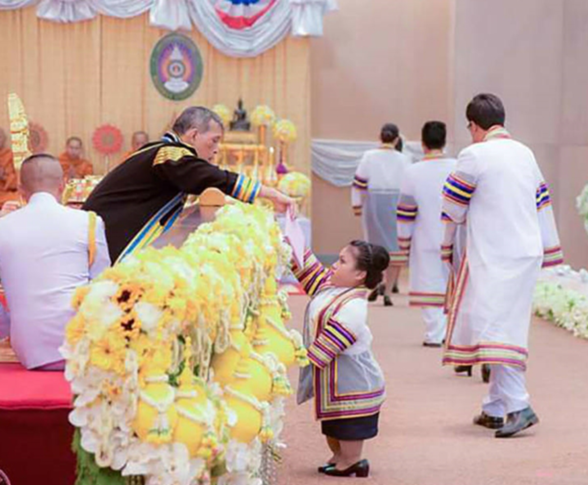 ทรงพระมหากรุณาธิคุณ !!! เผยความรู้สึกสุดประทับใจของนักศึกษาพิเศษ จากภาพพระราชทานปริญญาบัตรแห่งประวัติศาสตร์ !!!