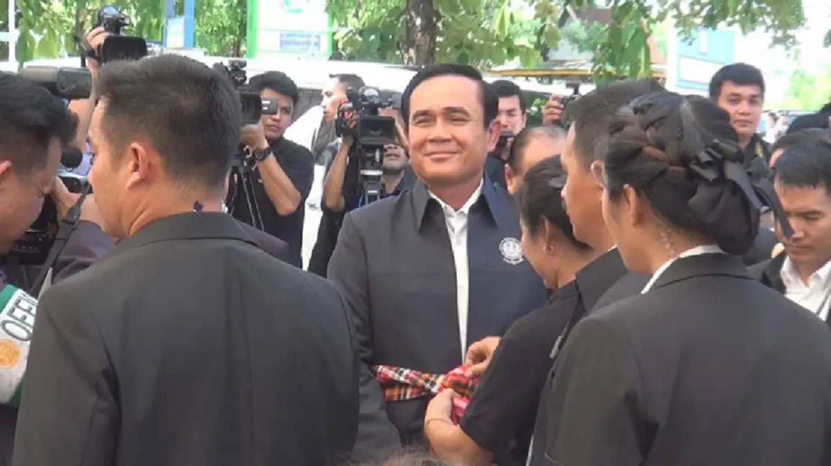 ไม่พลาด..จดรัวๆ เก็บไว้ก่อน!! ชาวขอนแก่นปลื้ม "บิ๊กตู่" มาเยือนถิ่นเมืองดอกคูน ส่องทะเบียนรถตู้ไว้เสี่ยงโชคงวด 1 ก.ค. นี้ ??