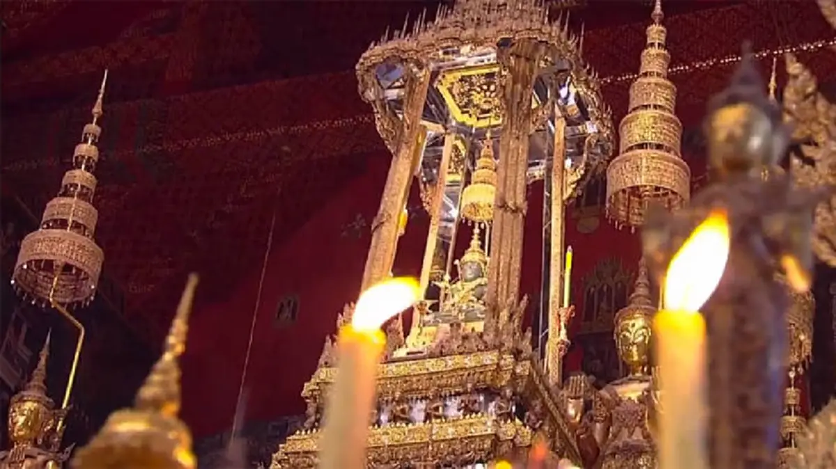 "ในหลวง ร.10" ทรงบำเพ็ญพระราชกุศลวิสาขบูชา ณ พระอุโบสถ วัดพระแก้ว พสกนิกรเปล่งเสียงทรงพระเจริญอย่างกึกก้อง!!!