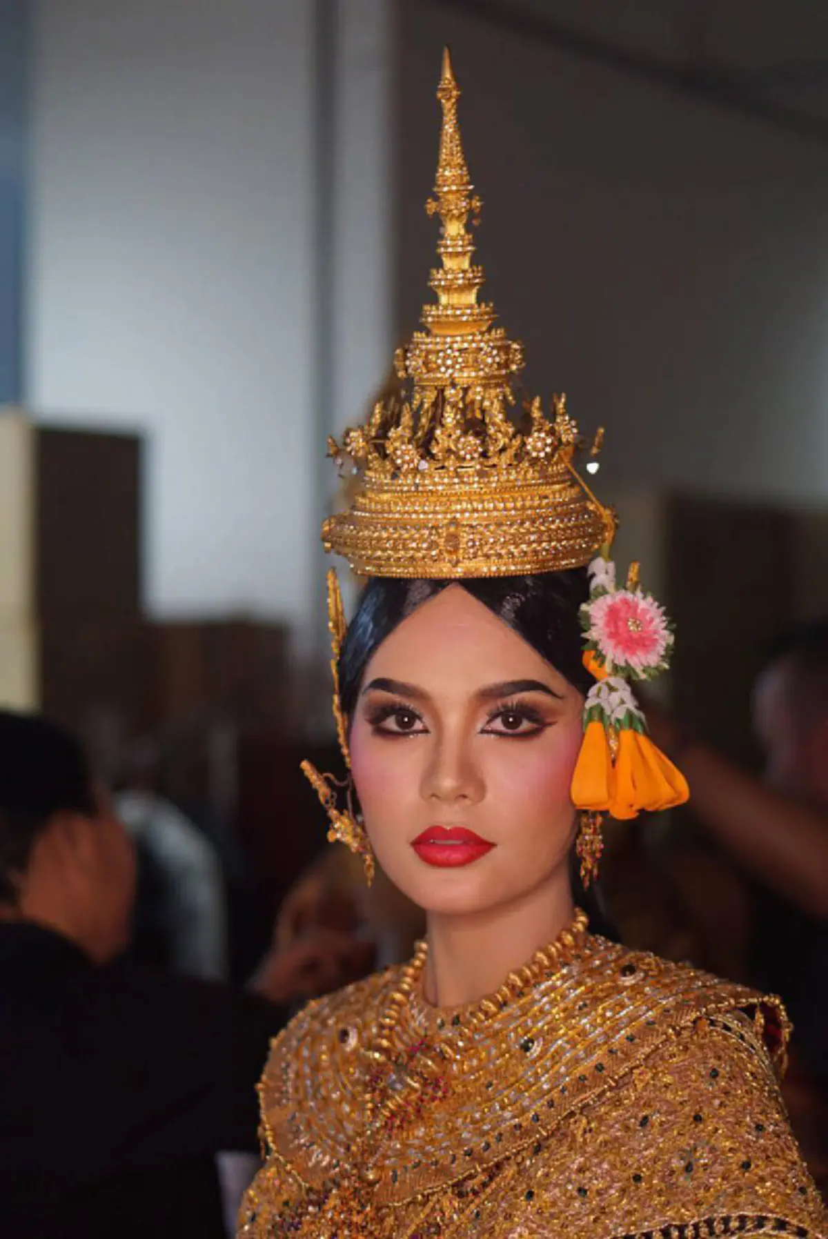 ราวเทพอัปสรบนพื้นดิน!!! "น้ำตาล ชลิตา" สวมชุดไทยราคาหลักล้าน รำแก้บนกลางเมือง ออกแบบจากชุดเจ้านายโบราณ สมัยอยุธยา #งามโลกตะลึง