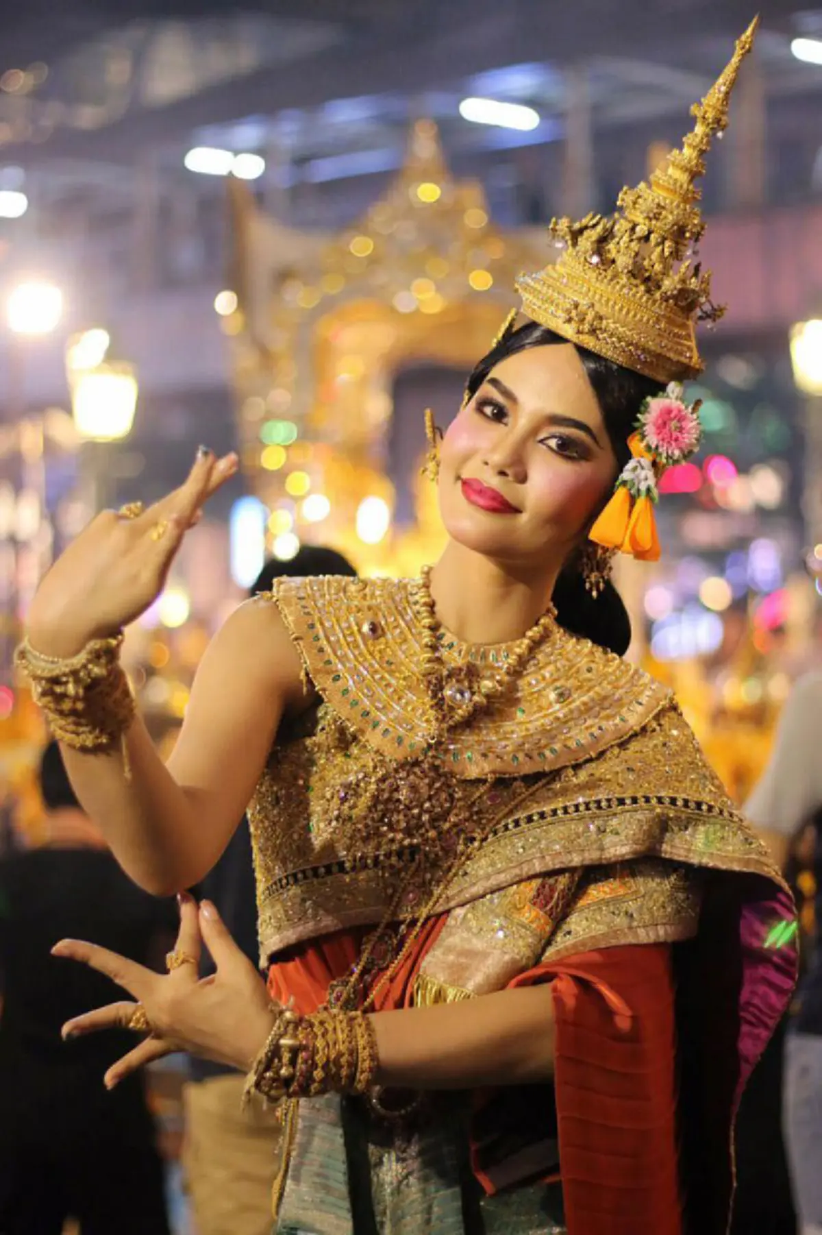 ราวเทพอัปสรบนพื้นดิน!!! "น้ำตาล ชลิตา" สวมชุดไทยราคาหลักล้าน รำแก้บนกลางเมือง ออกแบบจากชุดเจ้านายโบราณ สมัยอยุธยา #งามโลกตะลึง