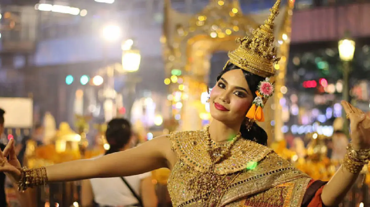 ราวเทพอัปสรบนพื้นดิน!!! "น้ำตาล ชลิตา" สวมชุดไทยราคาหลักล้าน รำแก้บนกลางเมือง ออกแบบจากชุดเจ้านายโบราณ สมัยอยุธยา #งามโลกตะลึง