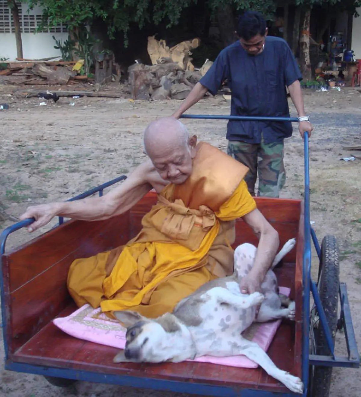 ท่านว่าดี๑๐๘ ประการ ตัวคาถาแต่ละบทนั้นมีความสำคัญ..พระคาถาหัวใจ " หลวงปู่หงษ์ "  ขอพร เทพ พรหม เทวดา เทพเจ้า..ได้สารพัด