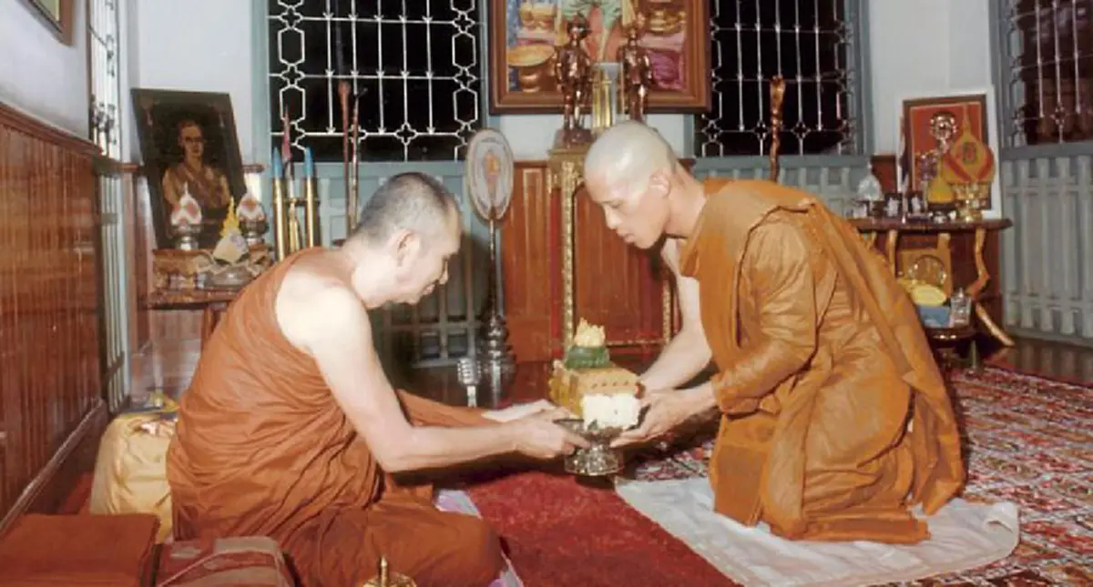 เป็นบุญตายิ่งนัก!! เปิดภาพหาชมยาก ๖ พฤศจิกายน "ในหลวงรัชกาลที่ ๑๐" ทรงผนวช ณ พระอุโบสถ วัดพระศรีรัตนศาสดาราม #วันนี้ในอดีต !!