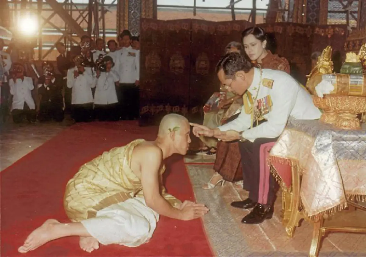 เป็นบุญตายิ่งนัก!! เปิดภาพหาชมยาก ๖ พฤศจิกายน "ในหลวงรัชกาลที่ ๑๐" ทรงผนวช ณ พระอุโบสถ วัดพระศรีรัตนศาสดาราม #วันนี้ในอดีต !!