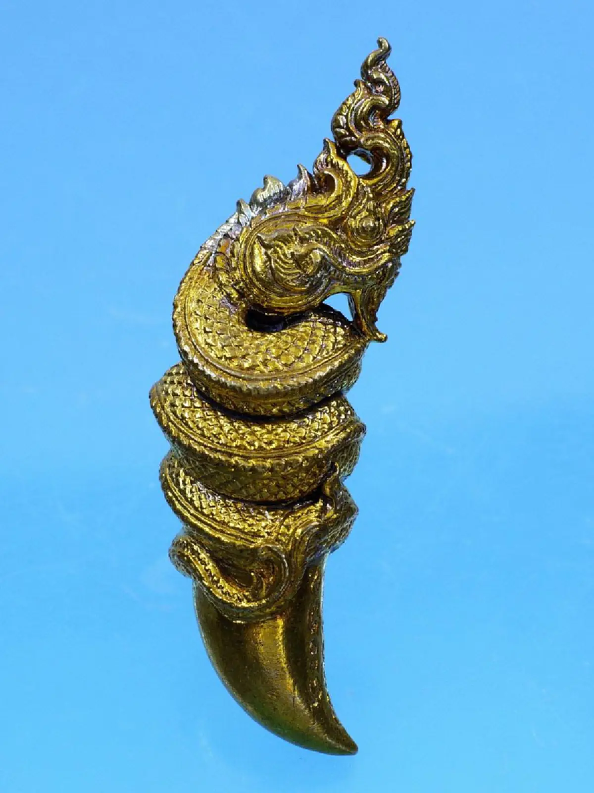 "เขี้ยวพญานาค" เจ้าแห่งศาสตร์พญานาคา "หลวงปู่จันทร์" ผู้มีจิตผูกพันกับเหล่าพญานาค ให้โชคลาภ มั่งมี ศรีสุข แคล้วคลาด ปลอดภัย..