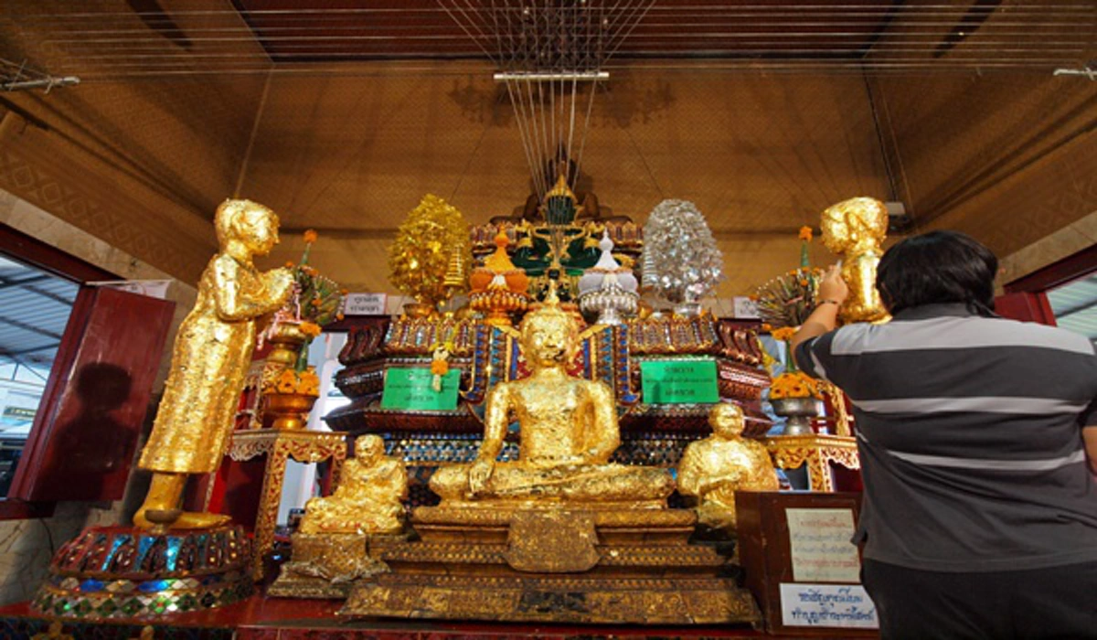 เลื่อนผ่านถือว่าพลาด!!! เลขเด็ด "หลวงพ่อปากแดง" งวด 1 ก.ย. นี้ คอหวยแห่ซื้อกันแผงแทบพัง