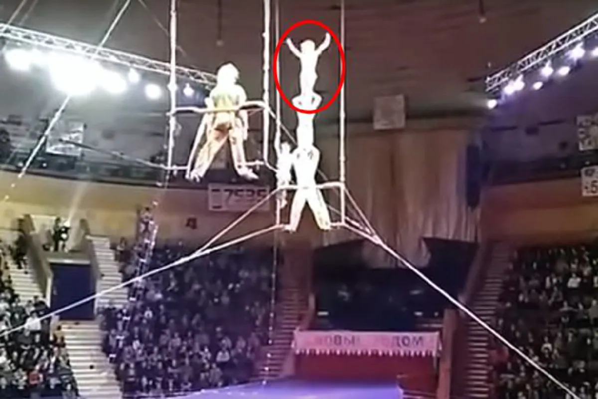 ดูแล้วใจหายวาบ!!!! เผยคลิปวินาทีนักกายกรรมคว้าพลาด ดิ่งร่วงสู่เบื้องล่างชวนสยอง ผู้ชมนับร้อยต่างพากันกรีดร้อง!!!! (ชมคลิป)