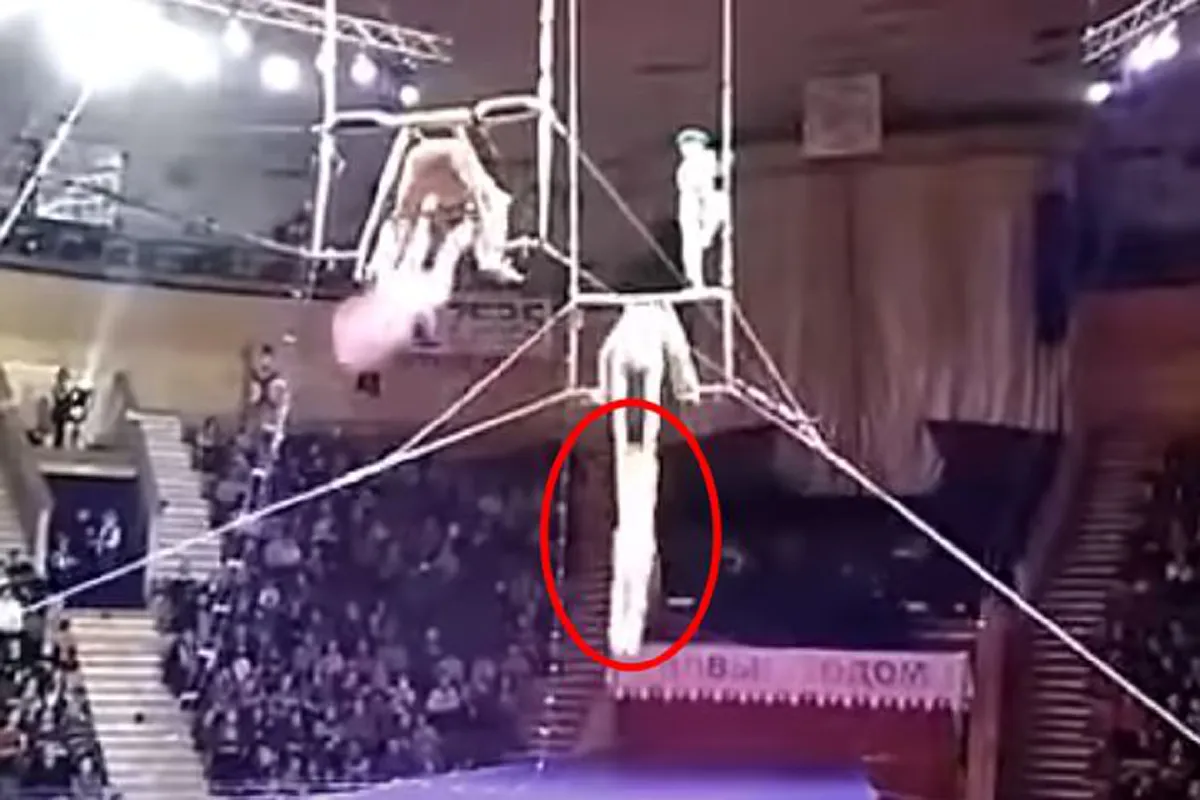 ดูแล้วใจหายวาบ!!!! เผยคลิปวินาทีนักกายกรรมคว้าพลาด ดิ่งร่วงสู่เบื้องล่างชวนสยอง ผู้ชมนับร้อยต่างพากันกรีดร้อง!!!! (ชมคลิป)