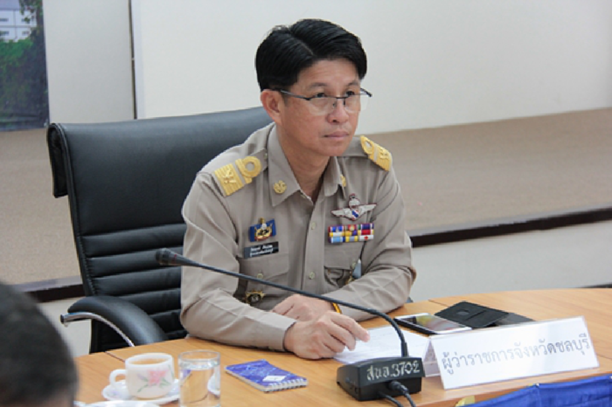 แถไปเรื่อยๆ !!! ชาวบ้านสุดทน...ผู้ว่าชลบุรี ใช้ข้ออ้างสุดมั่ว !!! ให้ข้าราชการรัดคิว เข้าวางดอกไม้จันทน์ก่อน เป็นธรรมเนียม ???