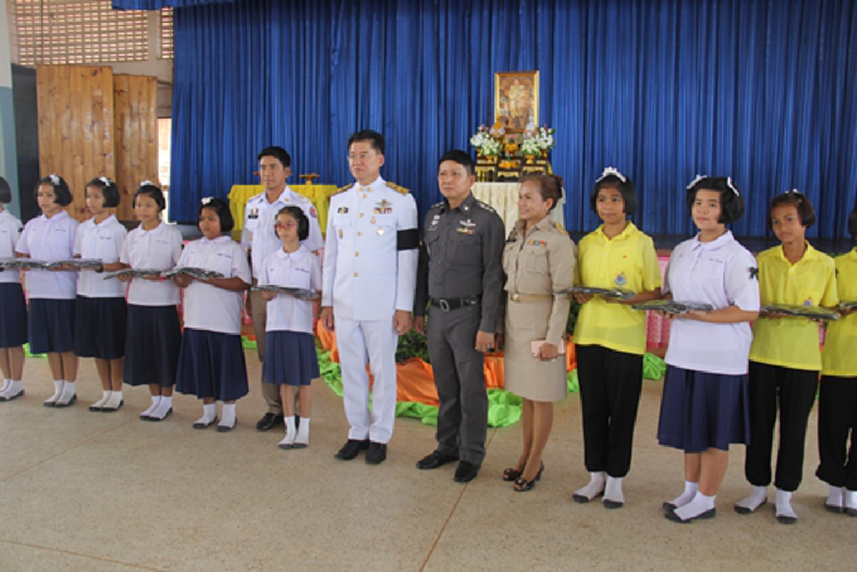 ในหลวง ร.10 พระราชทานเสื้อยืดจิตอาสา แก่นักเรียนครบุรีวิทยา หลังเด็กกลุ่มนี้ช่วยปลูกป่ามาหลายปี