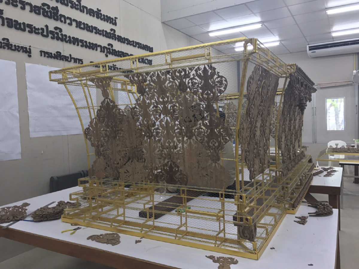 ถวายความอาลัย!! สำนักช่างสิบหมู่ เร่งเขียนแบบพระโกศจันทน์ พระบรมศพ "พระบาทสมเด็จพระปรมินทรมหาภูมิพลอดุลยเดช" คาดจะแล้วเสร็จกลางเดือนนี้!!!