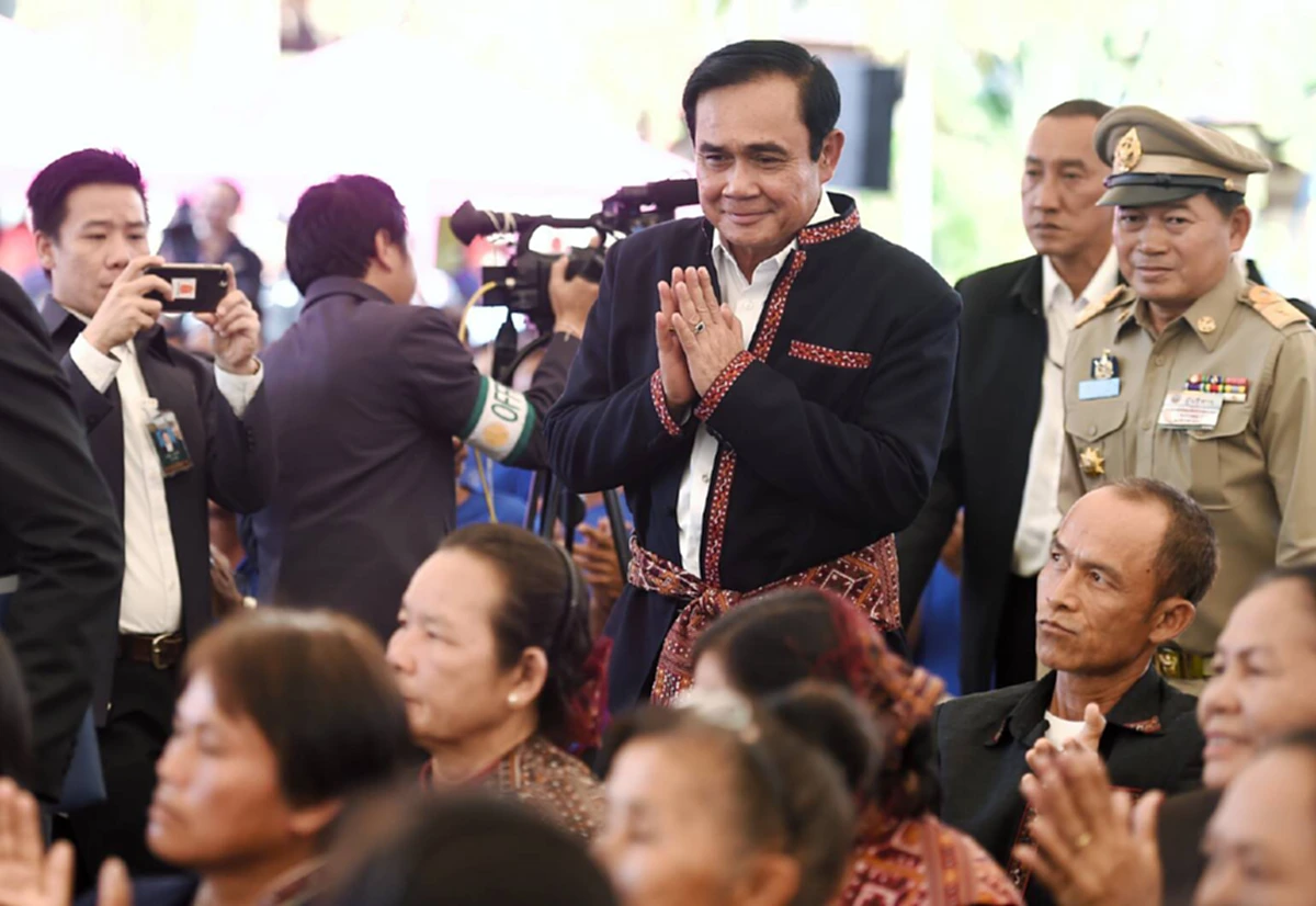 แรงไม่หยุด !! โพลเผย คนไทยหนุน "บิ๊กตู่" นั่งนายกต่อ เกือบครึ่ง!!