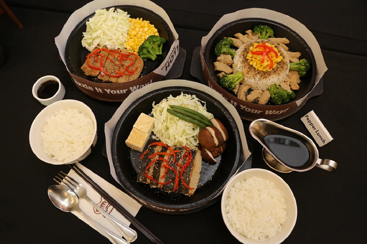 เหล่าเซเลบ-ดารารุ่นใหม่ ชวนกันมา “กินเจไม่จำเจ” ที่ศูนย์การค้าของซีพีเอ็น