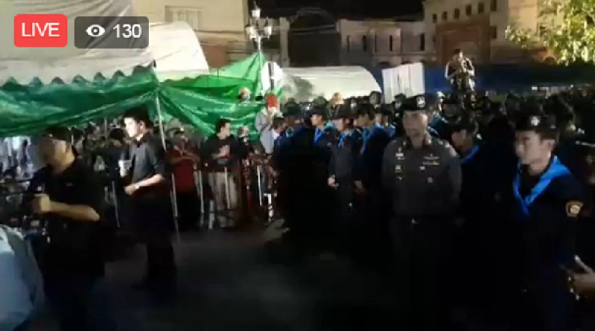 โล้นเหลืองปักหลักสู้!! พระ-ศิษย์ธรรมกายเตรียมเผชิญหน้าตำรวจ หลังมีข่าวจะถูกผลักดันกลับเข้าวัดคืนนี้  