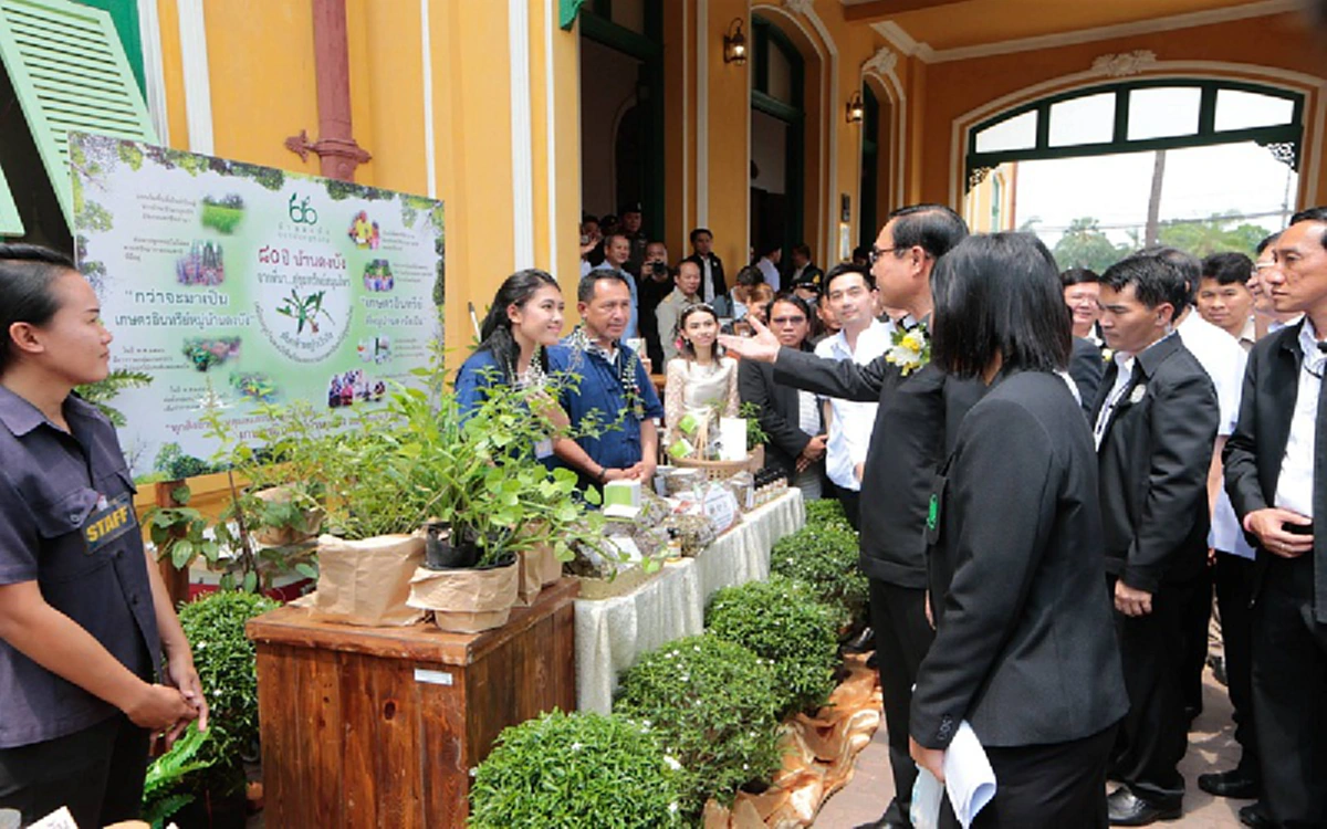 เป็นปลื้ม!! "บิ๊กตู่" ชมเปาะ "อภัยภูเบศร" ต้นแบบพัฒนาสมุนไพร ด้าน "มท.1" เล็งย่านราชดำเนิน เปิดเอาท์เล็ทกลางกรุง 