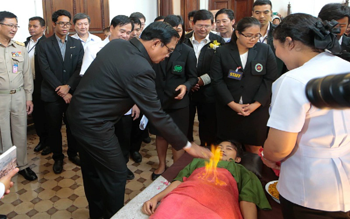 เป็นปลื้ม!! "บิ๊กตู่" ชมเปาะ "อภัยภูเบศร" ต้นแบบพัฒนาสมุนไพร ด้าน "มท.1" เล็งย่านราชดำเนิน เปิดเอาท์เล็ทกลางกรุง 