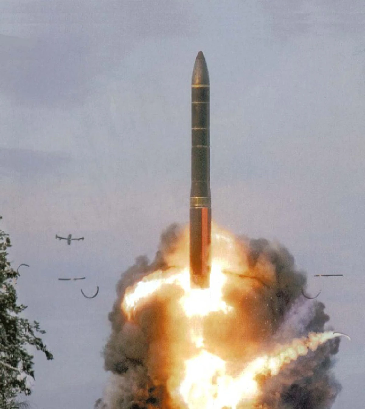 กองทัพรัสเซีย ทดสอบขีปนาวุธนำวิถีข้ามทวีป ‘RS-12M Topol’ โจมตีเป้าหมายแม่นยำ เหมือนจับวาง