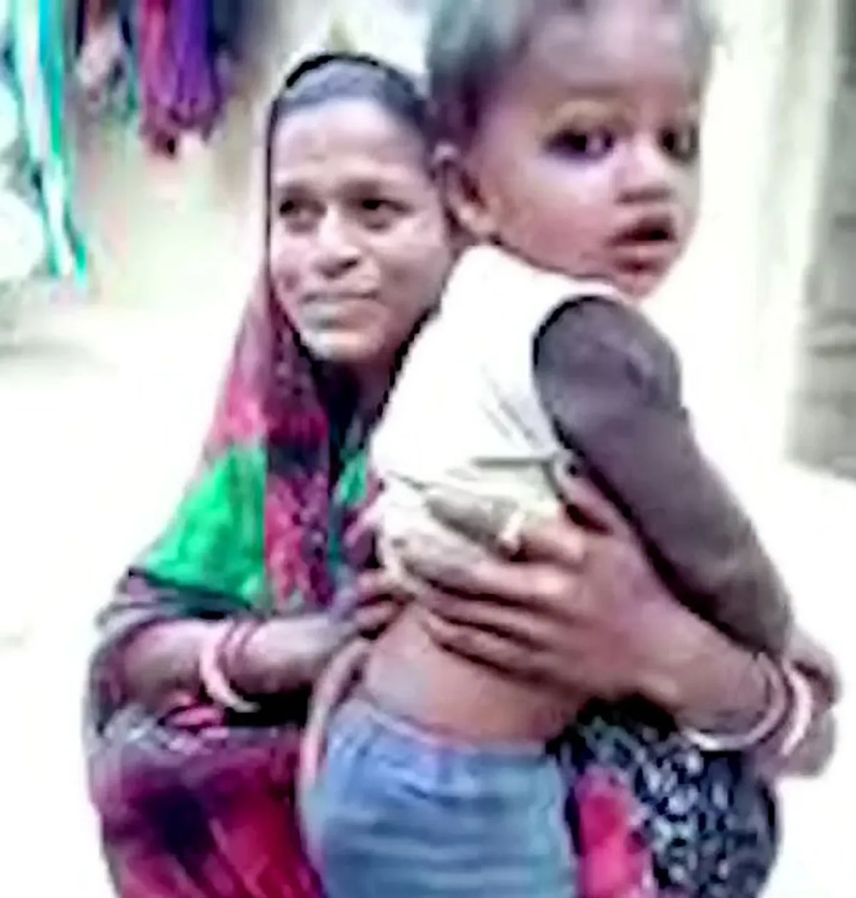 ฮือฮาทั้งหมู่บ้าน!! หนูน้อยวัย 3 ขวบมี “หาง”ชาวบ้านแห่ขอพรสนั่นหวั่นไหว เชื่อว่าเป็นเทพหนุมาน มีคลิป