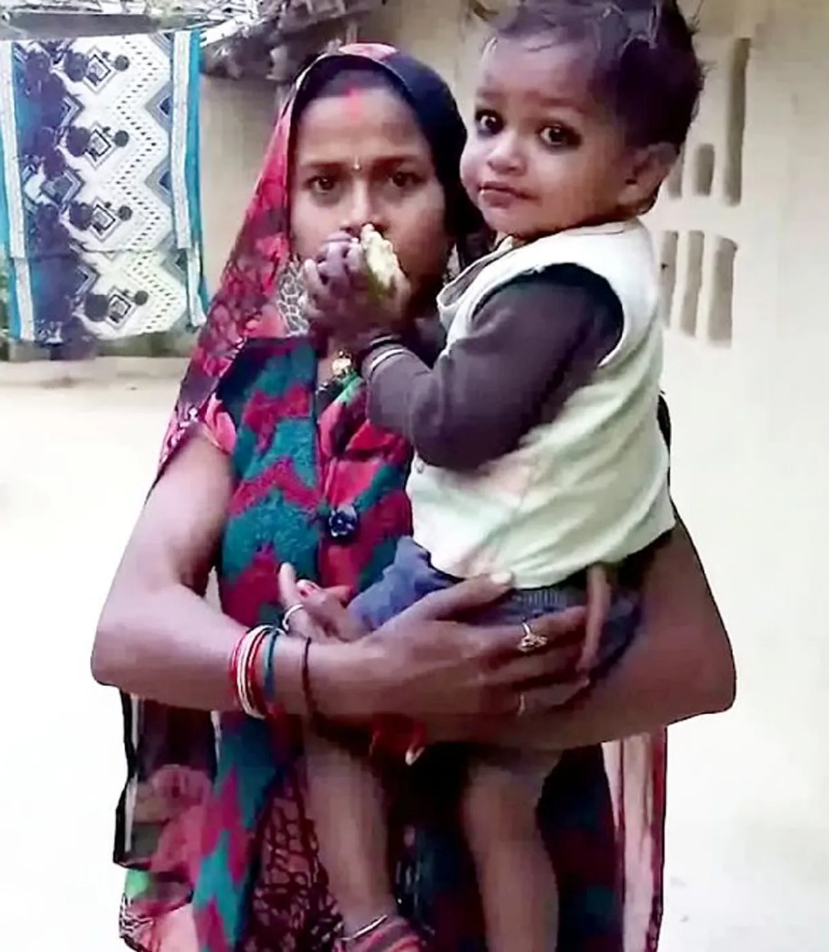 ฮือฮาทั้งหมู่บ้าน!! หนูน้อยวัย 3 ขวบมี “หาง”ชาวบ้านแห่ขอพรสนั่นหวั่นไหว เชื่อว่าเป็นเทพหนุมาน มีคลิป