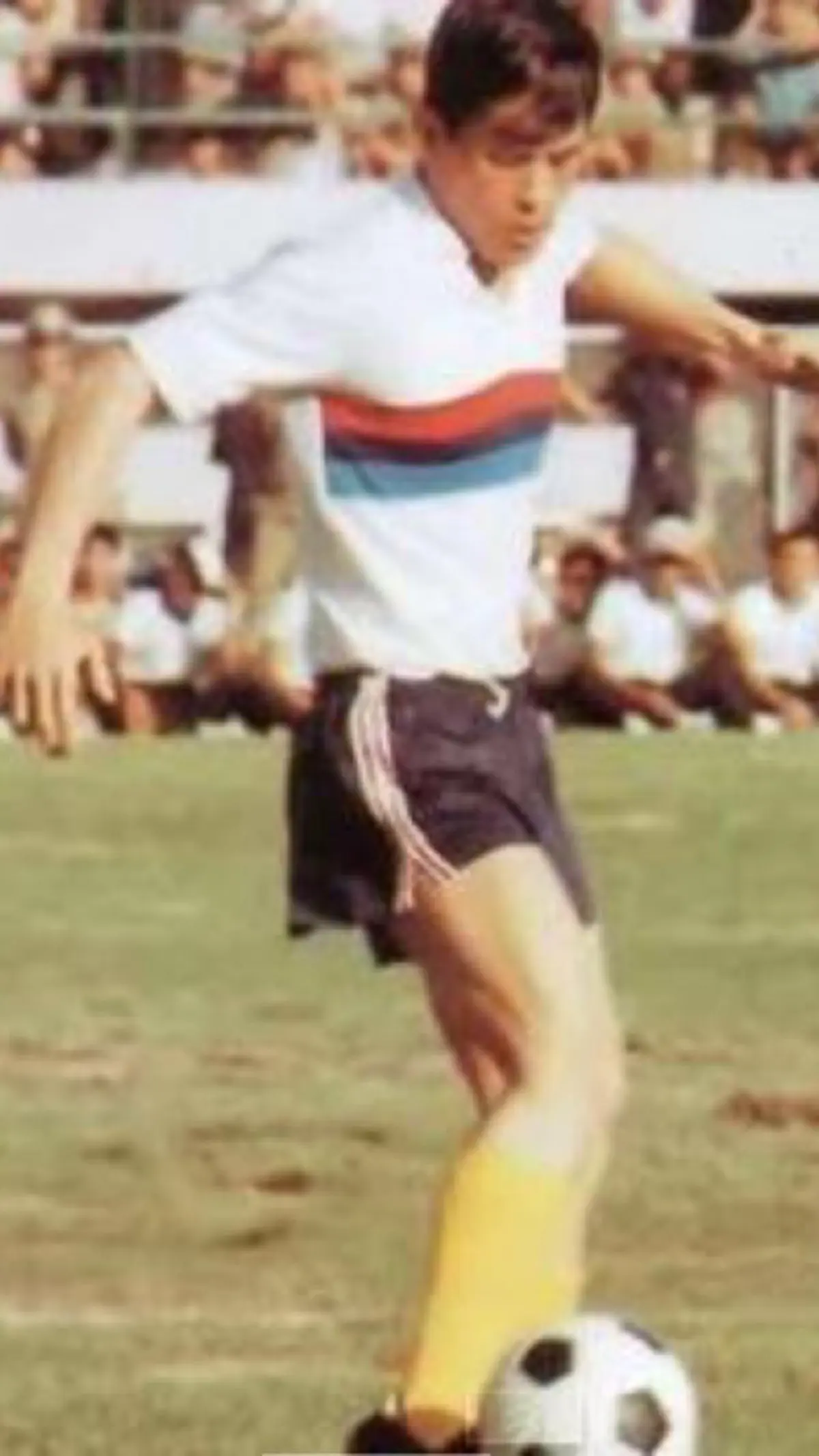 เรื่องราวที่หลายคนอาจไม่รู้!!!! ในหลวงร.10 ทรงพระปรีชาสามารถด้านฟุตบอล จนได้รับการบันทึกว่าเป็น เจ้าฟ้าดาราลูกหนัง