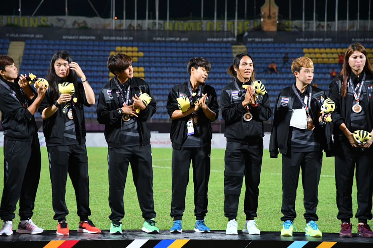 "ทัพชบาแก้ว"เดินทางกลับถึงประเทศไทย พร้อมกับการต้อนรับของแฟนกีฬาชาวไทย หลังจากคว้าเหรียญเงินการแข่งขันกีฬาซีเกมส์ ครั้งที่ 29