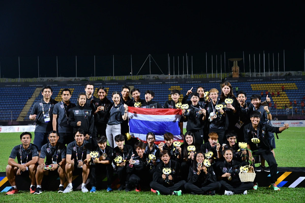 "ทัพชบาแก้ว"เดินทางกลับถึงประเทศไทย พร้อมกับการต้อนรับของแฟนกีฬาชาวไทย หลังจากคว้าเหรียญเงินการแข่งขันกีฬาซีเกมส์ ครั้งที่ 29