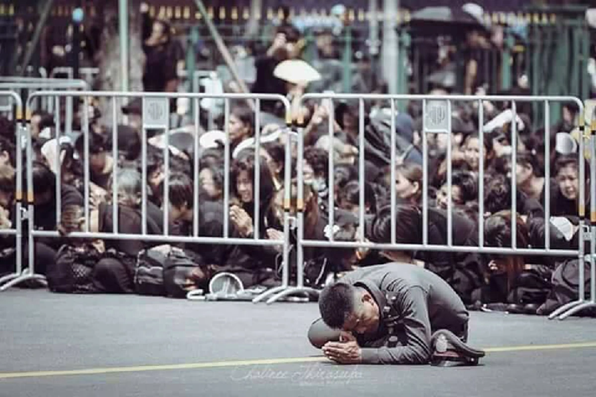 เปิดโฉมหน้า ตำรวจพระราชา!!! นายตำรวจที่ก้มกราบจนเข่าเป็นแผลพุพอง แต่ยืนยันจะขอทำหน้าที่ต่อ ไม่ถอนตัว  น่าชื่นชมสุดๆ