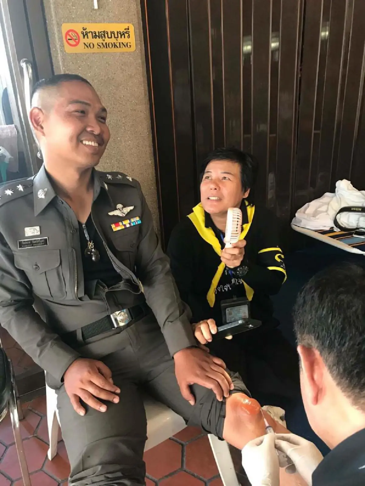 เปิดโฉมหน้า ตำรวจพระราชา!!! นายตำรวจที่ก้มกราบจนเข่าเป็นแผลพุพอง แต่ยืนยันจะขอทำหน้าที่ต่อ ไม่ถอนตัว  น่าชื่นชมสุดๆ