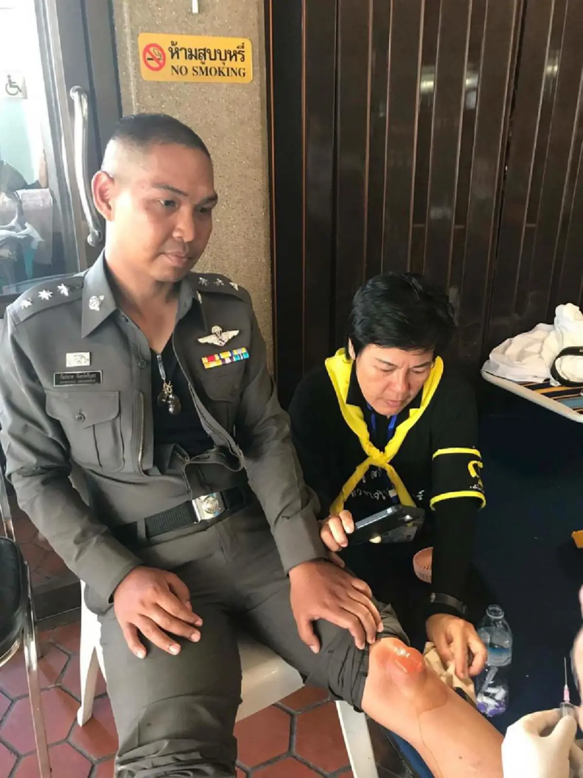 เปิดโฉมหน้า ตำรวจพระราชา!!! นายตำรวจที่ก้มกราบจนเข่าเป็นแผลพุพอง แต่ยืนยันจะขอทำหน้าที่ต่อ ไม่ถอนตัว  น่าชื่นชมสุดๆ