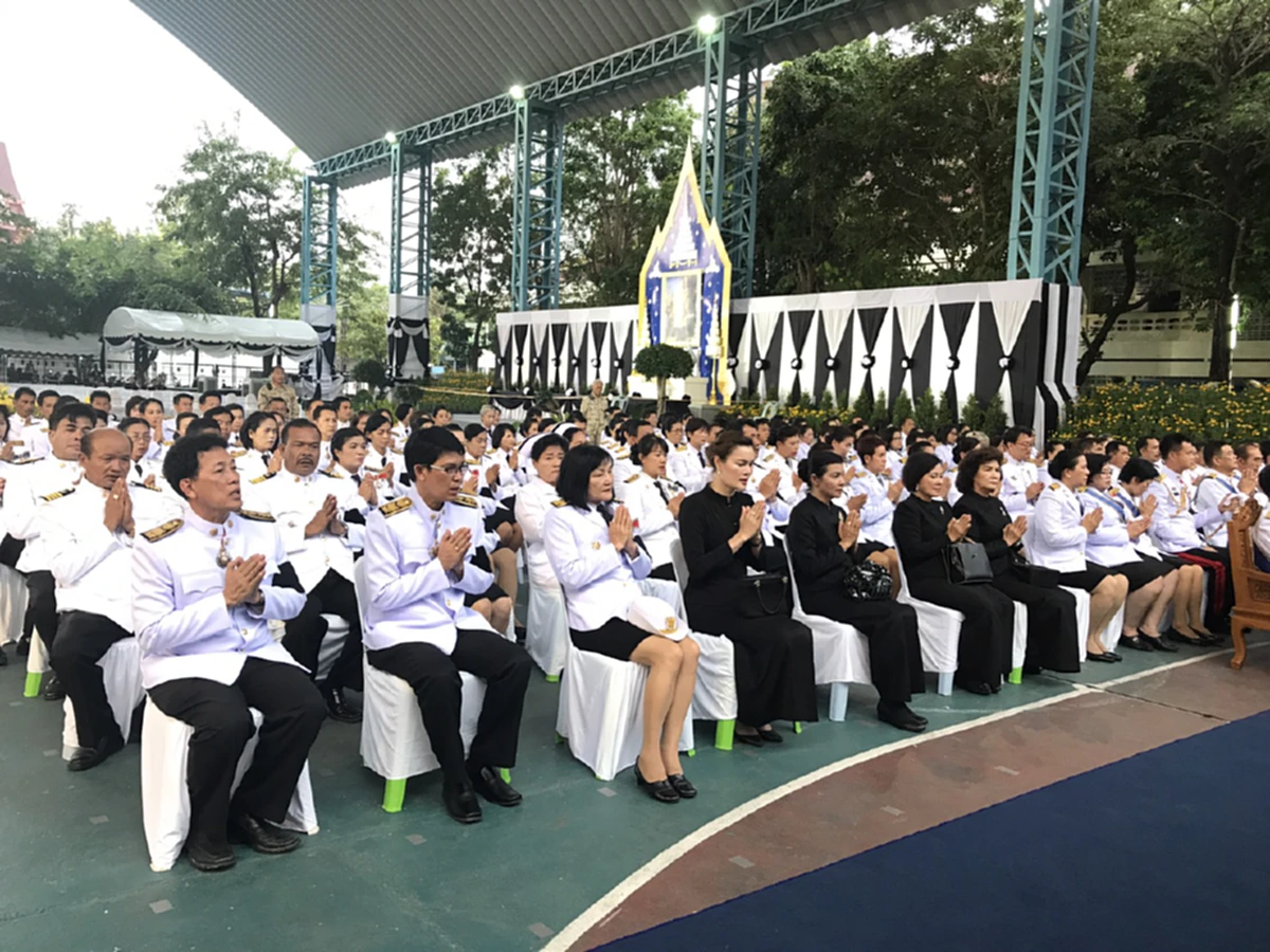 ถวายความอาลัยในหลวง ร.9 !!นายอำเภอบ้านโป่ง เป็นประธาน นำหัวหน้าส่วนราชการ ผู้บริหารท้องถิ่นร่วมพิธีสวดพระอภิธรรมบำเพ็ญกุศลออกพระเมรุมาศ