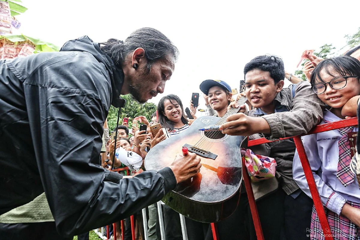 สงสารพี่ตูนบ้าง!!!! คนหิ้วกีตาร์ให้พี่ตูนเซ็นข้างทาง เลิกเถอะ รักจริง  ขอให้รอที่จุดพัก  เพราะอาจทำให้เสียจังหวะการวิ่ง และ เสียเวลา