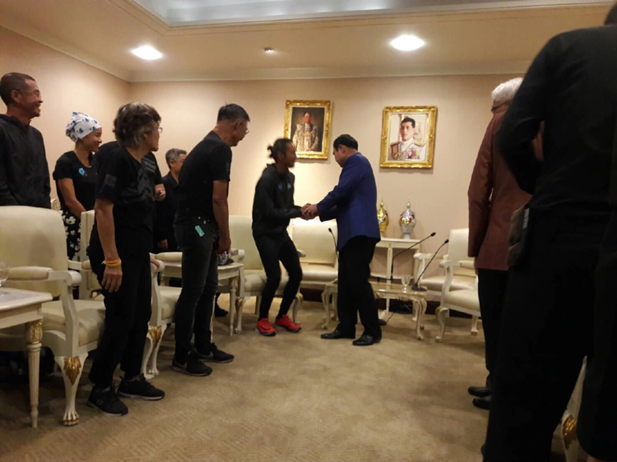 ขอชื่นชมกับความตั้งใจ!! เด็กหญิงวัย 11 ขวบ ออกวิ่งหาเงินมอบให้พี่ตูน วันเดียว ได้กว่า 3 แสนบาท  น้องเผย มี “พี่ตูน” ไปไอดอล