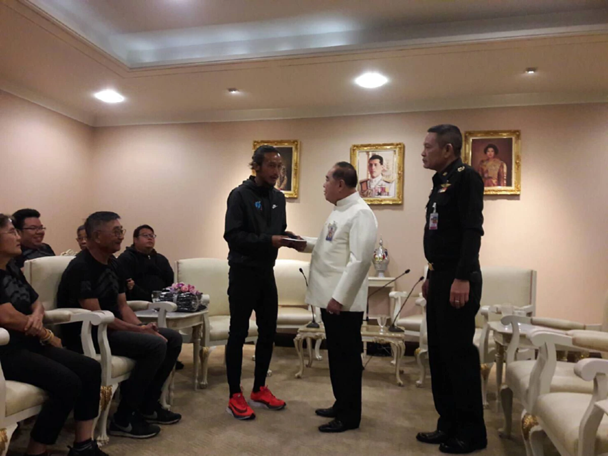 ขอชื่นชมกับความตั้งใจ!! เด็กหญิงวัย 11 ขวบ ออกวิ่งหาเงินมอบให้พี่ตูน วันเดียว ได้กว่า 3 แสนบาท  น้องเผย มี “พี่ตูน” ไปไอดอล