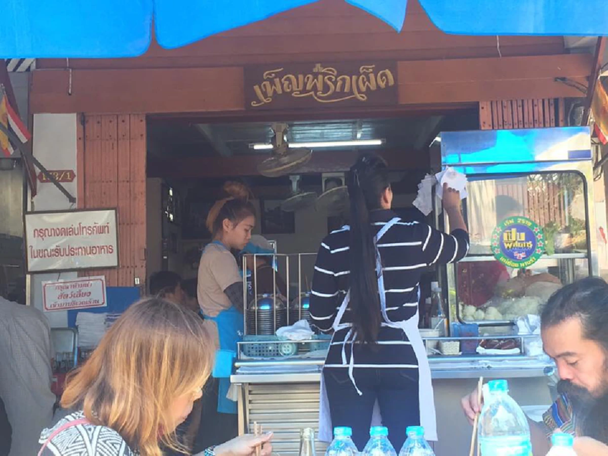 ร้านก๋วยเตี๋ยวที่เครียดที่สุดในโลก!!! อยู่ไม่ไกล เพชรบุรี มีกฎระเบียบการกินละเอียดยิบ ห้ามใช้โทรฯ แต่คนกินยังต่อแถวเพียบ สู้ไม่ถอยเพราะ??!!